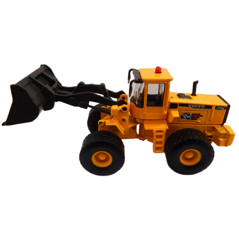 1:87 cooee classics volvo wheel loader with black blade on a white background